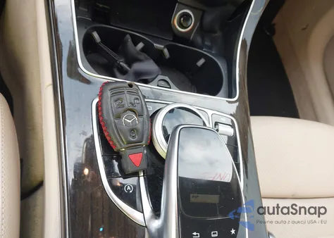 2017 Mercedes-Benz C 300 z USA, uszkodzony, nr VIN WDDWJ4JB4HF384166